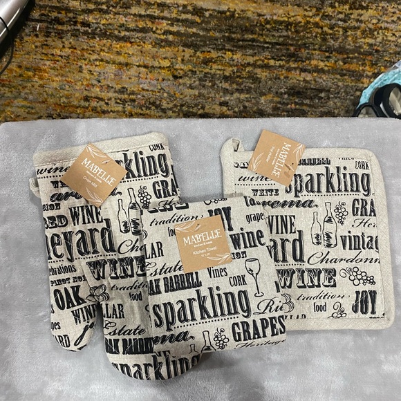 NWT 3pc Wine Kitchen Linen Set - Picture 3 of 4